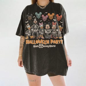 Retro Mickey And Friends Halloween Balloons Shirt, Disneyworld Halloween Trip Shirt, Halloween Party 2026 Shirt, Mickey Skeleton Shirt bild 5