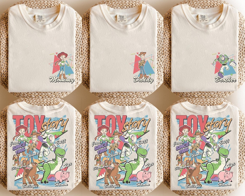 K&ouml;nnte beinhalten: Sechs cremefarbene T-Shirts. Drei Shirts haben Charaktergrafiken mit den W&ouml;rtern "Mommy", "Daddy" und "Brother". Die anderen drei Shirts haben eine "Toy Story"-Grafik mit Charakteren, dem Text "Since 1995" und Charakternamen.