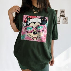 Retro Pink Mickey Christmas Preppy Glitter Shirt, Mickey Christmas Shirt, Mickey Santa Shirt, Disney Couple Xmas Shirt, Christmas Party Tee Bild 2