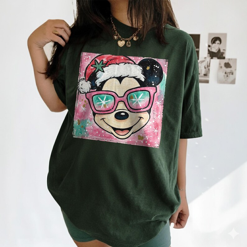 Retro Pink Mickey Christmas Preppy Glitter Shirt, Mickey Christmas Shirt, Mickey Santa Shirt, Disney Couple Xmas Shirt, Christmas Party Tee Bild 2