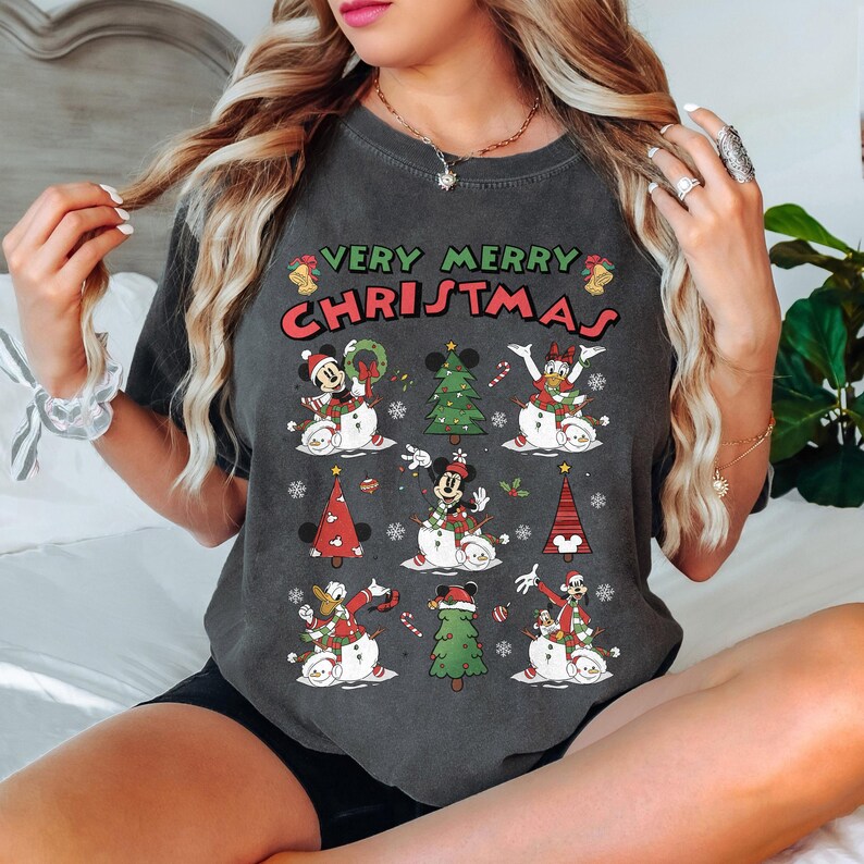 Vintage Disney Very Merry Christmas Shirt, Mickey And Friends Xmas Shirt, Disney Family Matching Christmas Shirt, Disney Christmas Tree Tee bild 3