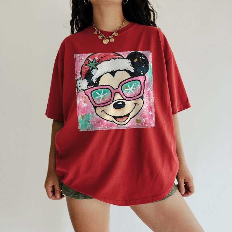 Retro Pink Mickey Christmas Preppy Glitter Shirt, Mickey Christmas Shirt, Mickey Santa Shirt, Disney Couple Xmas Shirt, Christmas Party Tee Bild 4