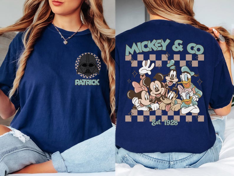 K&ouml;nnte beinhalten: Marineblaues T-Shirt mit Darth Vader-Grafik und dem Namen "Patrick" auf der Vorderseite. Auf der R&uuml;ckseite steht "Mickey & Co" mit Disney-Figuren und "Est. 1928". Das T-Shirt hat einen Rundhalsausschnitt und kurze &Auml;rmel.