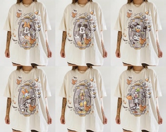 Könnte beinhalten: Cremefarbene Halloween-T-Shirts mit Disney-Charakteren als Skeletten. Jedes Shirt hat ein einzigartiges Design in einem ovalen Rahmen, mit Süßigkeiten und gruseligen Akzenten. Die Shirts sind übergroß und haben kurze Ärmel.