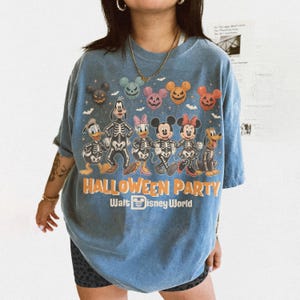 Retro Mickey And Friends Halloween Balloons Shirt, Disneyworld Halloween Trip Shirt, Halloween Party 2026 Shirt, Mickey Skeleton Shirt bild 7