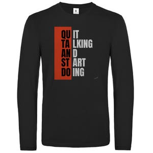 Op de afbeelding: Zwart longsleeve t-shirt met een rode rechthoek en de tekst "QUIT TALKING AND START DOING" in wit.