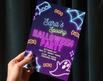 Könnte beinhalten: Eine Halloween-Party-Einladung mit Text und Grafiken im Neon-Stil. Die Einladung lautet "Sara's Spooky Halloween Party" mit Details wie Datum, Adresse und RSVP-Informationen. Das Design umfasst einen Geist, ein Spinnennetz und Süßigkeiten.