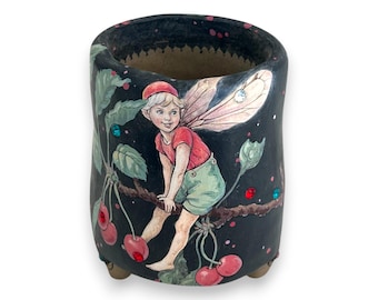 Vaso de fada de cerâmica feito à mão – Decoração encantadora com tema de menino cereja.