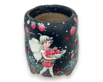 Vaso de cerâmica artesanal em formato de fada morango – peça de decoração exclusiva.