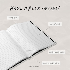 Pu&ograve; includere: Quaderno aperto con pagine a righe, con il testo "HAVE A PEEK INSIDE!". Il quaderno ha 150 pagine, carta perforata e rilegatura a filo. Le parole "THOUGHT OF YOU" sono stampate in basso.
