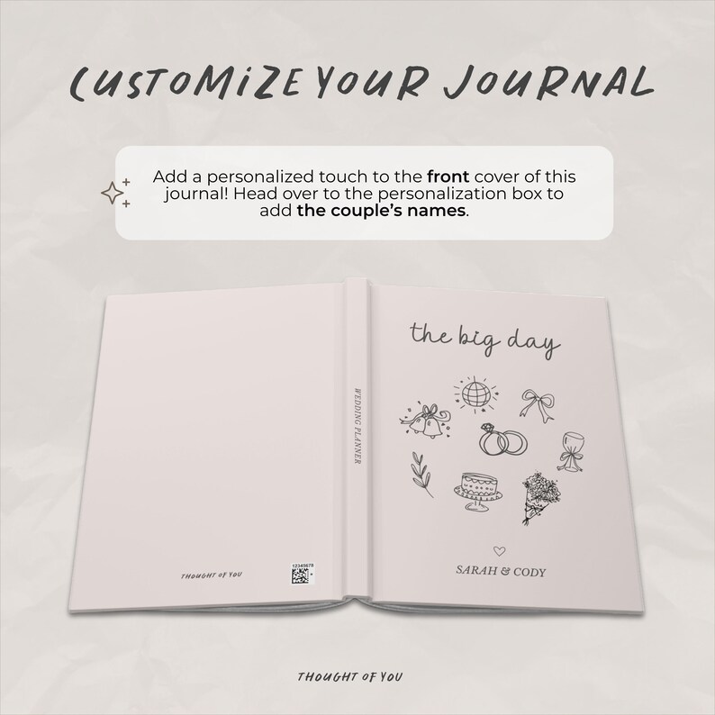 Pu&ograve; includere: Diario bianco aperto con il testo "the big day" e illustrazioni a tema matrimonio. Il diario ha il testo "Customize Your Journal" in alto. Il testo "Add a personalized touch" &egrave; anch'esso visibile.
