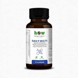 Op de afbeelding: Een bruine fles "DAILY MULTI Vitamins & Minerals" supplementen. Het etiket bevat het merk "how Herbal Organic Works" en vermeldt dat het product een speciaal samengestelde multivitamine is met calcium en vitamine D. De fles heeft een zwarte dop.