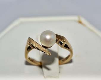 stunning pearl solitaire 10kt gold ring