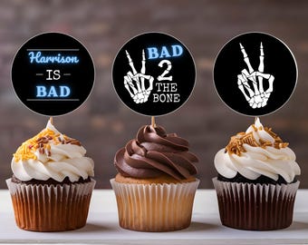 Adornos para cupcakes de segundo cumpleaños de Bad Two The Bone para niños / Plantilla editable de Canva / Cumpleaños de otoño / Decoración para tartas con temática de Skelton /
