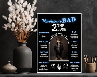 Letrero de cumpleaños para niños de Bad Two The Bone, 2.º cumpleaños, 18 x 24 pulgadas, plantilla editable de Canva, cumpleaños de otoño, fiesta temática de Skelton