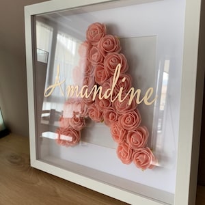 Marco de inicial personalizado: letra en rosas y nombre en relieve: una idea de regalo única