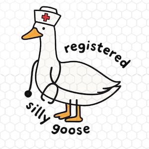 Könnte beinhalten: Cartoon-Illustration einer weißen Gans mit Krankenschwestermütze mit rotem Kreuz und Stethoskop. Die Worte "registered silly goose" sind in einer verspielten Schriftart um die Gans geschrieben.