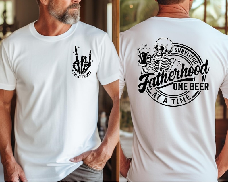 Puede incluir: Camiseta blanca con un gr&aacute;fico de mano de esqueleto negro haciendo un gesto de rock and roll, y la palabra "FATHERHOOD". La parte posterior de la camiseta presenta un esqueleto bebiendo cerveza con el texto "Surviving Fatherhood One Beer At A Time."