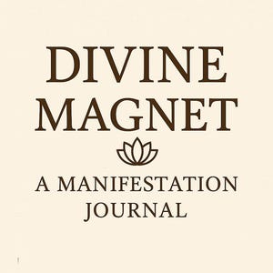 Op de afbeelding: Een bruin dagboek met de tekst "DIVINE MAGNET" en "A MANIFESTATION JOURNAL" op de omslag. Tussen de twee tekstregels staat een gestileerde lotusbloem.