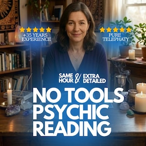 Könnte beinhalten: Eine Frau mit braunen Haaren und blauem Oberteil steht vor einem Holztisch. Der Text "NO TOOLS PSYCHIC READING" ist in weißen Buchstaben zu sehen. Zusätzlicher Text lautet "+35 YEARS EXPERIENCE" und "PURE TELEPATHY".