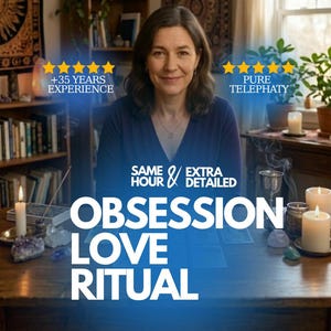 Op de afbeelding: Een vrouw zit aan een houten tafel met kaarsen en kristallen. De tekst op de afbeelding luidt "OBSESSION LOVE RITUAL", "+35 YEARS EXPERIENCE" en "PURE TELEPATHY". De afbeelding heeft een blauwe gradiënt.