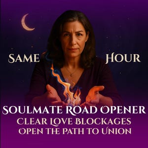 Può includere: Una donna con i capelli scuri e un'espressione seria, tiene una fiamma con sfumature blu e arancioni. L'immagine presenta le parole "SAME HOUR" e "SOULMATE ROAD OPENER" con il testo "CLEAR LOVE BLOCKAGES OPEN THE PATH TO UNION."