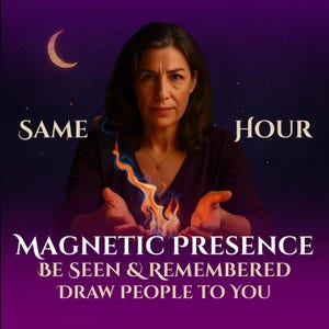Könnte beinhalten: Eine Frau hält eine Flamme zwischen ihren Händen. Der Hintergrund ist dunkelviolett mit einem Halbmond und Sternen. Der Text lautet "SAME HOUR" und "MAGNETIC PRESENCE BE SEEN & REMEMBERED DRAW PEOPLE TO YOU."