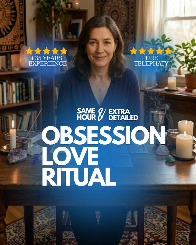 Op de afbeelding: Een vrouw zit aan een houten tafel met kaarsen en kristallen. De tekst op de afbeelding luidt "OBSESSION LOVE RITUAL", "+35 YEARS EXPERIENCE" en "PURE TELEPATHY". De afbeelding heeft een blauwe gradi&euml;nt.