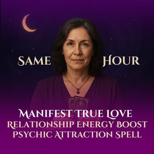 以下が含まれることがあります： 女性が2枚のタロットカードを前に持っています。カードの下には「MANIFEST TRUE LOVE RELATIONSHIP ENERGY BOOST PSYCHIC ATTRACTION SPELL」というテキストがあります。背景は紫色のグラデーションで、三日月と星があります。