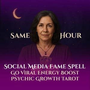 Op de afbeelding: Een vrouw met donker haar en een paars shirt houdt tarotkaarten vast voor een paarse achtergrond met een halve maan en sterren. De tekst "SAME HOUR" staat bovenaan de afbeelding. De tekst "SOCIAL MEDIA FAME SPELL GO VIRAL ENERGY BOOST PSYCHIC GROWTH TAROT" staat onderaan de afbeelding.