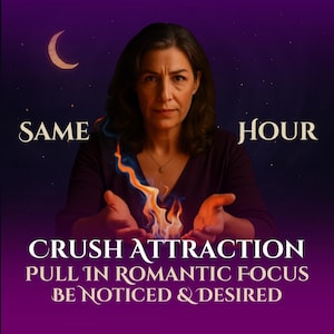 Könnte beinhalten: Ein Bild mit einer Frau, die eine Flamme zwischen ihren Händen hält. Der Text auf dem Bild lautet "SAME HOUR" und "CRUSH ATTRACTION PULL IN ROMANTIC FOCUS BE NOTICED & DESIRED". Der Hintergrund ist dunkelviolett mit Mond und Sternen.