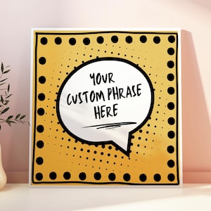 Może przedstawiać: Kwadratowy wydruk artystyczny z żółtym tłem i białym dymkiem. Dymek zawiera czarny tekst "YOUR CUSTOM PHRASE HERE". Obramowanie jest białe z czarnymi kropkami.