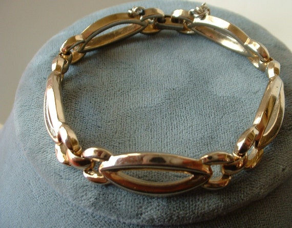 1960 Vintage MONET Golden Link Bracelet Signed Ta… - image 3