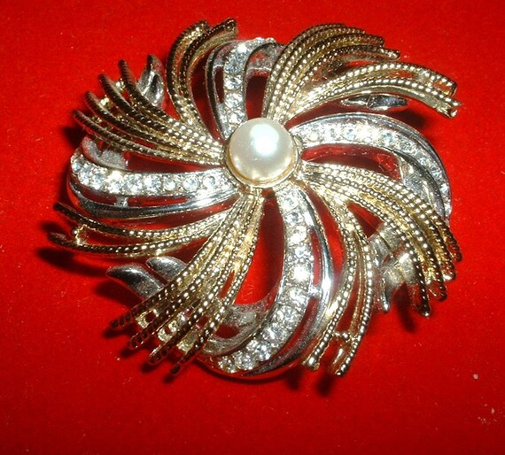 Vintage CORO Pin Brooch Rhinestone Faux Pearl Cen… - image 4