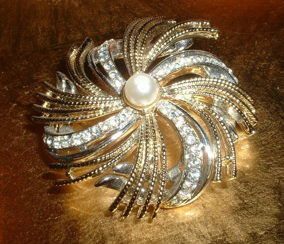 Vintage CORO Pin Brooch Rhinestone Faux Pearl Cen… - image 1