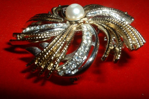 Vintage CORO Pin Brooch Rhinestone Faux Pearl Cen… - image 5