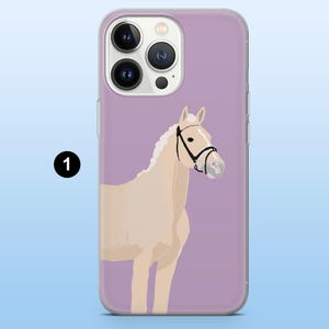 Puede incluir: Funda de tel&eacute;fono con una ilustraci&oacute;n de caballo beige claro sobre un fondo lila. El caballo tiene una brida negra y una melena blanca. La funda tiene un borde transparente y un recorte para la c&aacute;mara.