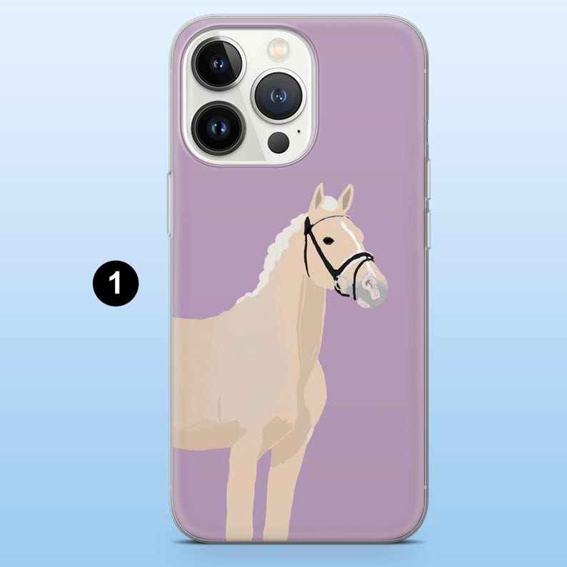 Puede incluir: Funda de tel&eacute;fono con una ilustraci&oacute;n de caballo beige claro sobre un fondo lila. El caballo tiene una brida negra y una melena blanca. La funda tiene un borde transparente y un recorte para la c&aacute;mara.