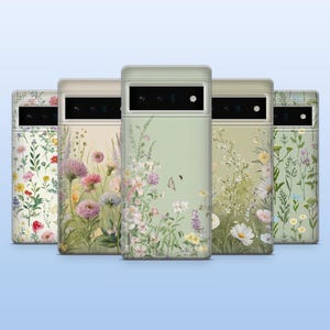 Op de afbeelding: Vijf telefoonhoesjes met bloemmotieven. De hoesjes tonen een verscheidenheid aan wilde bloemen in roze, wit, geel en groen. Elke hoes heeft een andere achtergrondkleur, waaronder lichtgroen, beige en wit.
