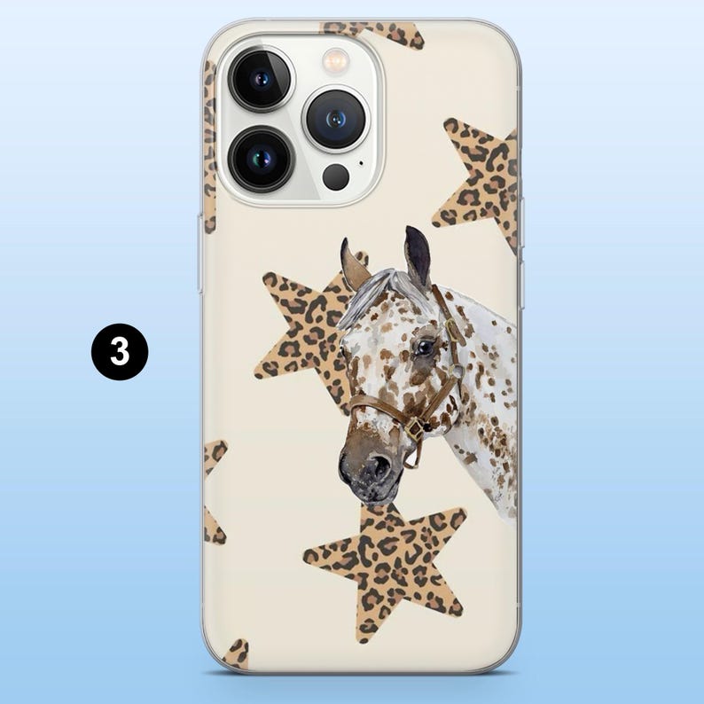 Puede incluir: Funda transparente para tel&eacute;fono con un dise&ntilde;o de cabeza de caballo con manchas marrones y blancas, una brida marr&oacute;n y estrellas con estampado de leopardo sobre un fondo crema. La funda tiene un recorte para la c&aacute;mara y el n&uacute;mero 3.