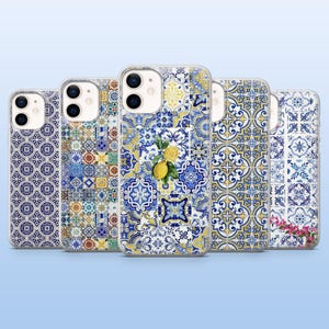 Può includere: Una collezione di custodie per telefoni con intricati motivi a piastrelle colorate. Le custodie presentano disegni nei toni del blu, giallo e bianco, alcuni con illustrazioni di limoni. Progettate per smartphone.