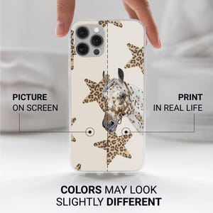Puede incluir: Funda de tel&eacute;fono con una ilustraci&oacute;n de caballo, estrellas con estampado de leopardo y fondo beige. Se muestra el texto "PICTURE ON SCREEN" y "PRINT IN REAL LIFE". Tambi&eacute;n es visible el texto "COLORS MAY LOOK SLIGHTLY DIFFERENT".
