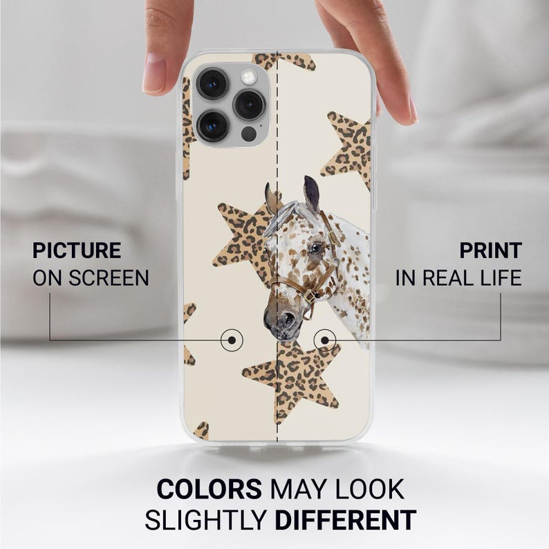 Puede incluir: Funda de tel&eacute;fono con una ilustraci&oacute;n de caballo, estrellas con estampado de leopardo y fondo beige. Se muestra el texto "PICTURE ON SCREEN" y "PRINT IN REAL LIFE". Tambi&eacute;n es visible el texto "COLORS MAY LOOK SLIGHTLY DIFFERENT".
