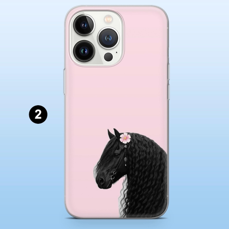 Puede incluir: Funda de tel&eacute;fono rosa con la cabeza de un caballo negro con una corona de flores. El caballo tiene una larga melena ondeante sobre un fondo rosa claro. La funda tiene un borde transparente y un recorte para la c&aacute;mara.