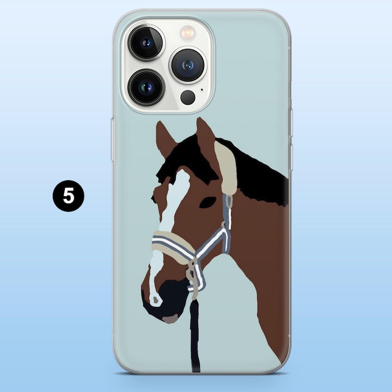 Puede incluir: Funda de tel&eacute;fono con una ilustraci&oacute;n estilizada de la cabeza de un caballo en tonos marr&oacute;n, negro y blanco, sobre un fondo azul claro. El caballo lleva un cabestro. El n&uacute;mero 5 est&aacute; en un c&iacute;rculo negro.
