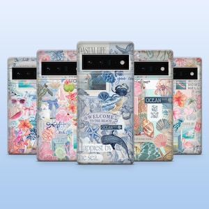 Peut inclure: Plusieurs coques de téléphone sur le thème de la mer. Les coques présentent des motifs de coquillages, d'étoiles de mer et de créatures marines dans des tons de bleu, rose et blanc. Certaines coques ont le texte "Welcome to the beach" et "Happiest by the sea."