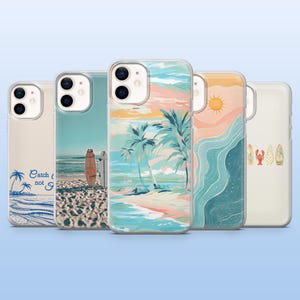 Op de afbeelding: Vijf telefoonhoesjes met strandthema's. De hoesjes tonen afbeeldingen van palmbomen, surfplanken en oceaanscènes in tinten blauw, oranje en groen. Eén hoesje heeft de tekst "Catch not waves".