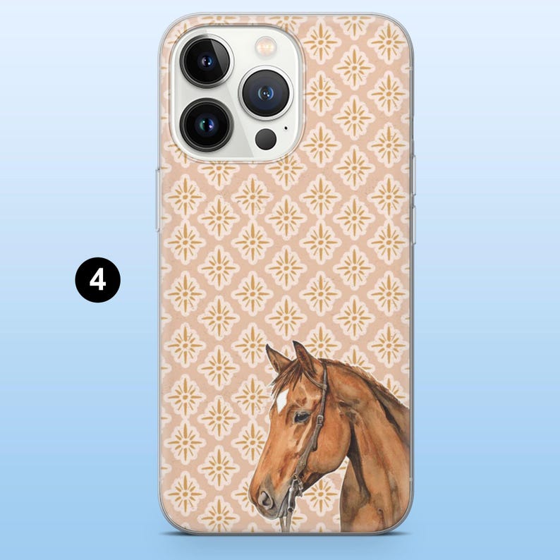 Puede incluir: Funda de tel&eacute;fono con una ilustraci&oacute;n de acuarela de la cabeza de un caballo. La funda tiene un fondo beige con un patr&oacute;n geom&eacute;trico dorado. El caballo es marr&oacute;n con una mancha blanca.