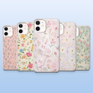 Könnte beinhalten: Fünf Handyhüllen mit floralen Designs, jede in einem anderen Pastellfarbschema. Die Hüllen weisen verschiedene Blumenmuster auf, darunter rosa, gelbe und grüne Blüten. Die Hüllen sind für ein Smartphone konzipiert.