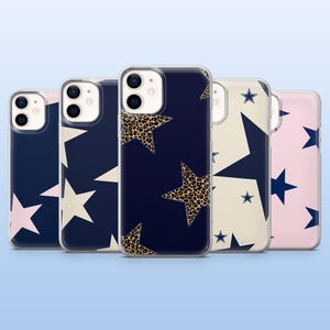 Puede incluir: Una colección de cinco fundas para teléfono con diseños de estrellas. Las fundas presentan diseños en azul marino, rosa y beige, con detalles de estrellas blancas y estampado de leopardo. Fondo azul claro.